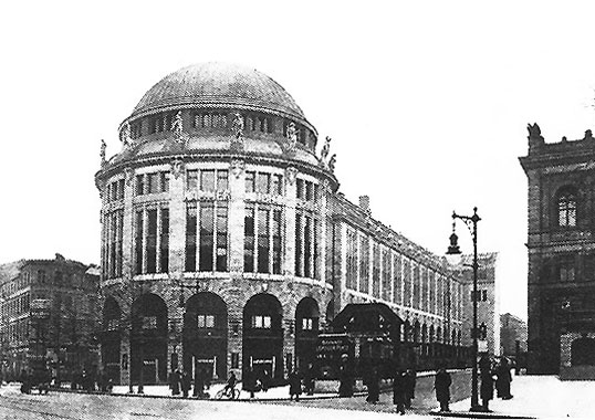 Arc Lamp in front of the Caf Vaterland