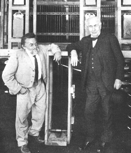 Steinmetz with Thomas A. Edison at a demonstration of artificial lightning, in: John Anderson Miller, Modern Jupiter. The story of Charles Proteus Steinmetz. New York, 1989, S. 210