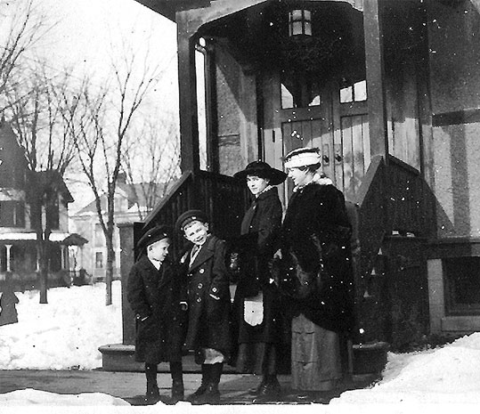 Bertha, Harald und Heinz Beck mit Kinderm�dchen Ria