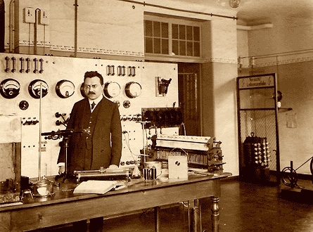 Heinrich Beck in seinem Labor 1920